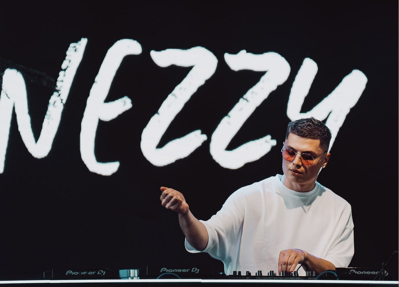 NEZZY collabore avec la pop star américaine Leila Pari