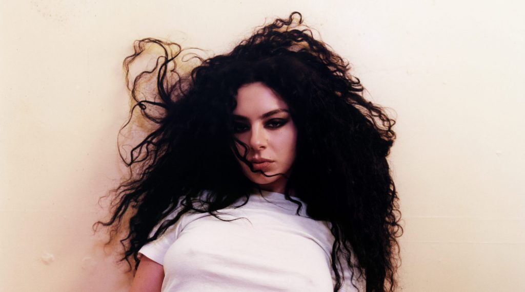 Charli xcx vient de sortir son nouvel album de remixes « Brat and it’s completely different but also still brat »