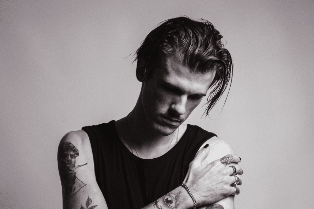 Le DJ et producteur français Leblanc a sorti un clip à couper le souffler, tourné dans une abbaye.