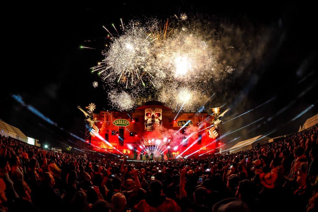 Le ESKAPE Festival, plus grand événement outdoor Hard et Techno français, revient pour une quatrième édition qui promet d’être inoubliable. Rendez-vous du 1er au 3 août 2025 à Montilly-sur-Noireau, en Normandie, pour une plongée au cœur des musiques électroniques les plus intenses, entre Techno, Hard Music, Hardstyle et Hardcore. Cette année, l’événement attend 40 000 festivaliers, confirmant ainsi son statut incontournable sur la scène européenne.