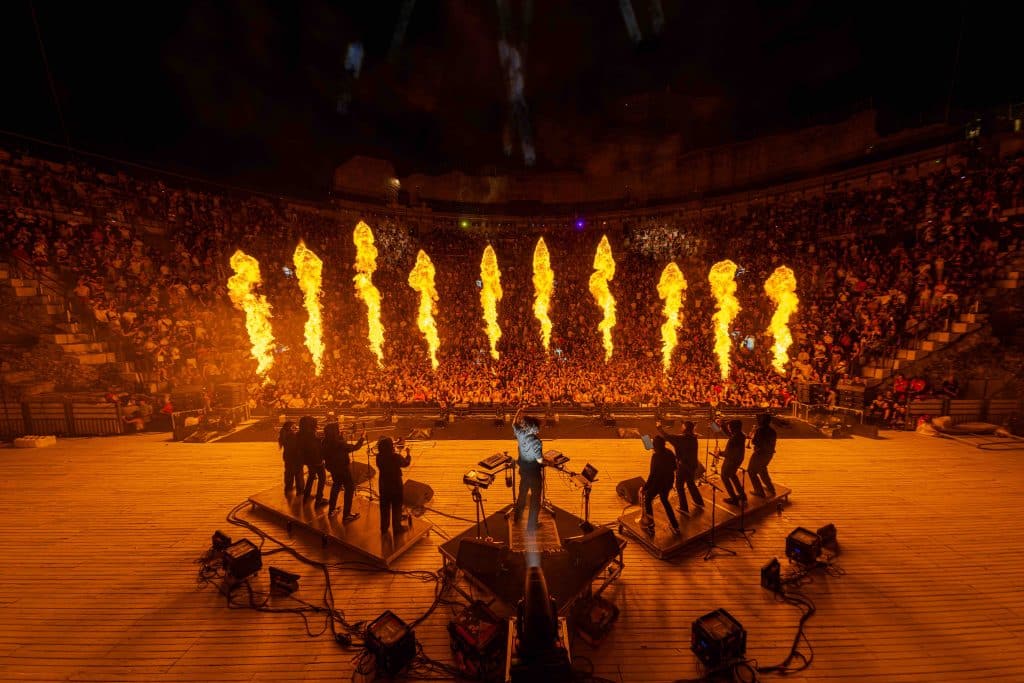 Du 15 au 17 août 2025, le POSITIV Electronic Festival revient au Théâtre Antique d’Orange avec une programmation internationale, des packs tout-en-un et une ambiance inoubliable