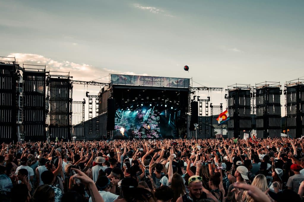 Le SMA alerte sur la situation des festivals. Crédit : Colin Lloyd / Unsplash