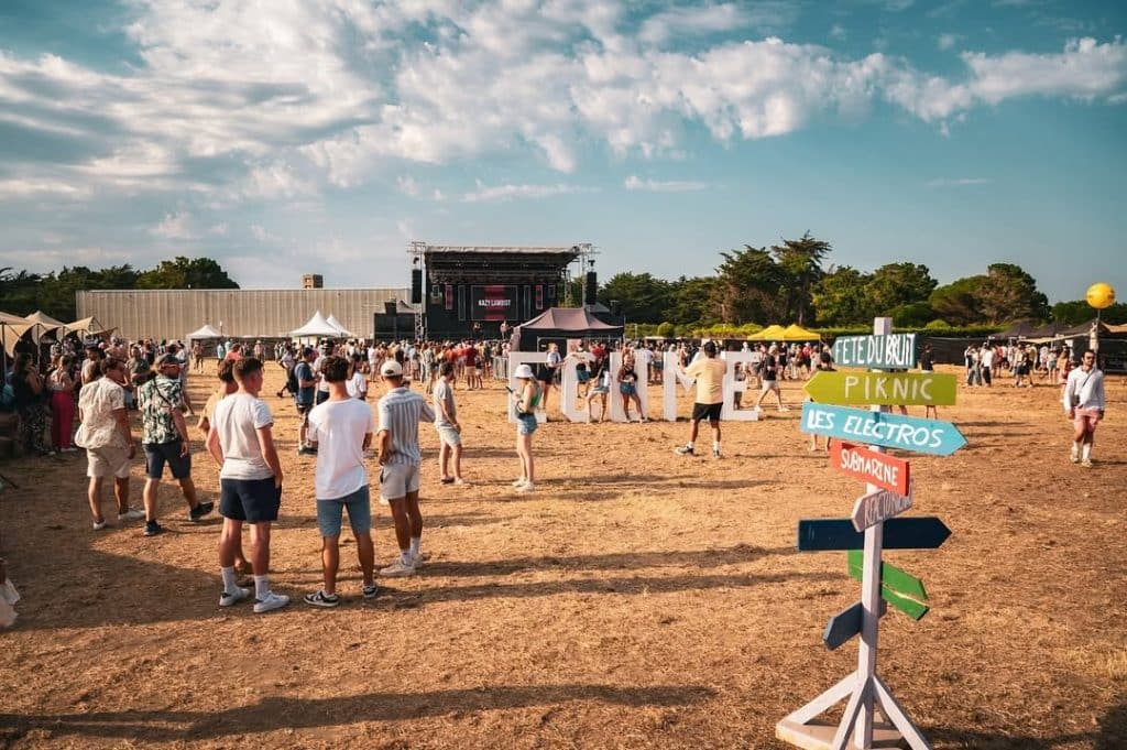 L’Écume Festival revient le 9 août 2025 à Saint-Pierre Quiberon avec Petit Biscuit, Trinix et Parra For Cuva. Deux scènes, Funktion-One, et ambiance iodée garantie !