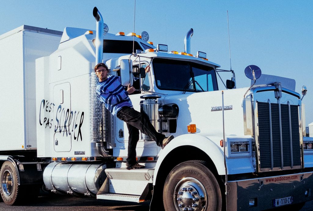 Cover de « Merci beaucoup Jamy » d’Asaya avec le camion de « C’est pas sorcier ».