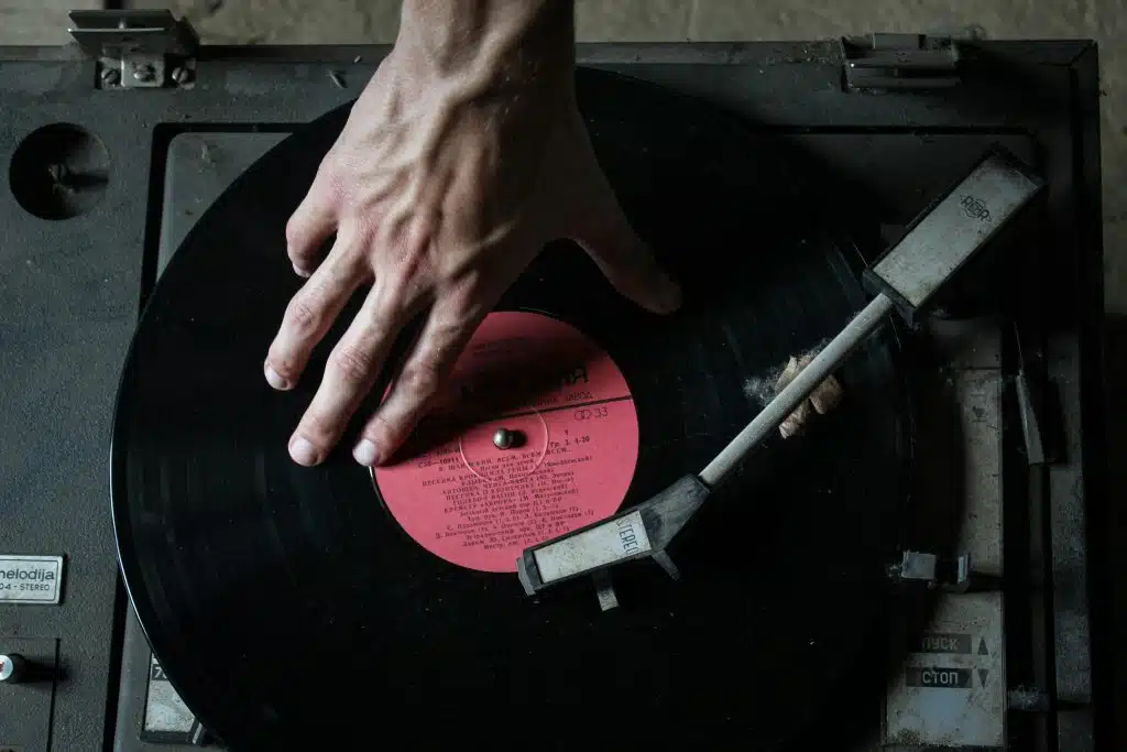SoundCloud s’associe à elasticStage et lance le vinyle à la demande pour les artistes indépendants. Crédit : Illustration Yurii Khomitskyi / Unsplash