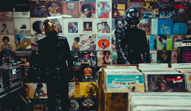Thomas Bangalter et Guy-Manuel de Homem-Christo (Daft Punk) en casques de robots, penchés sur des bacs de vinyles chez un disquaire indépendant.