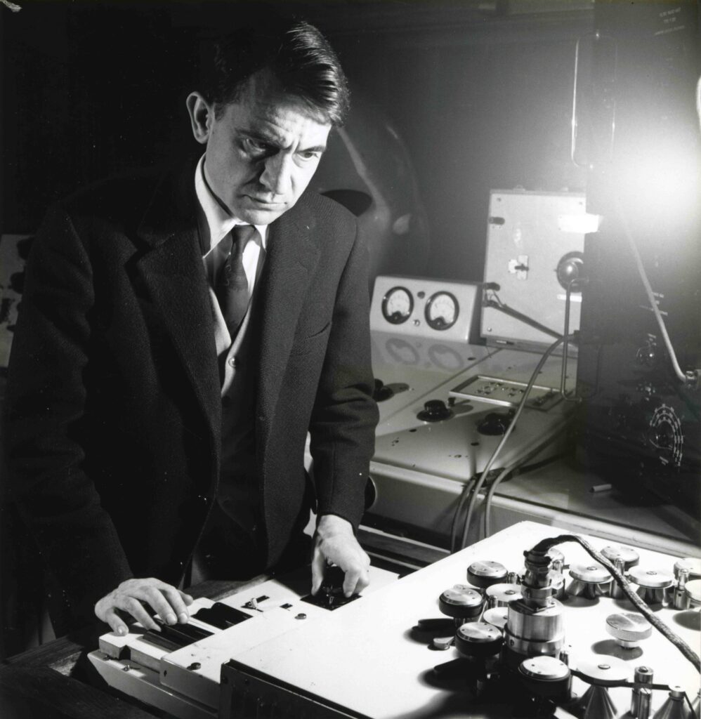 Pierre Schaeffer au studio d essai du GRMC en 1951 © Serge Lido / Ina