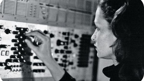 Vers 1972, Éliane Radigue en pleine expérimentation sonore photographiée par son fils Yves Arman.