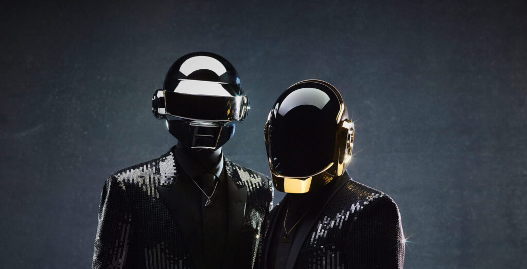 Portrait officiel de Daft Punk par David Black pour l'album Random Access Memories, montrant les robots en costumes de sequins noirs scintillants avec leurs casques emblématiques argent et or.