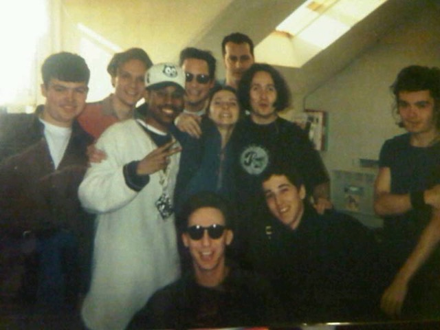 Photo de groupe vintage montrant Thomas Bangalter, Guy-Manuel de Homem-Christo, le duo Slam et Felix Da Housecat dans les bureaux du label Soma Records.