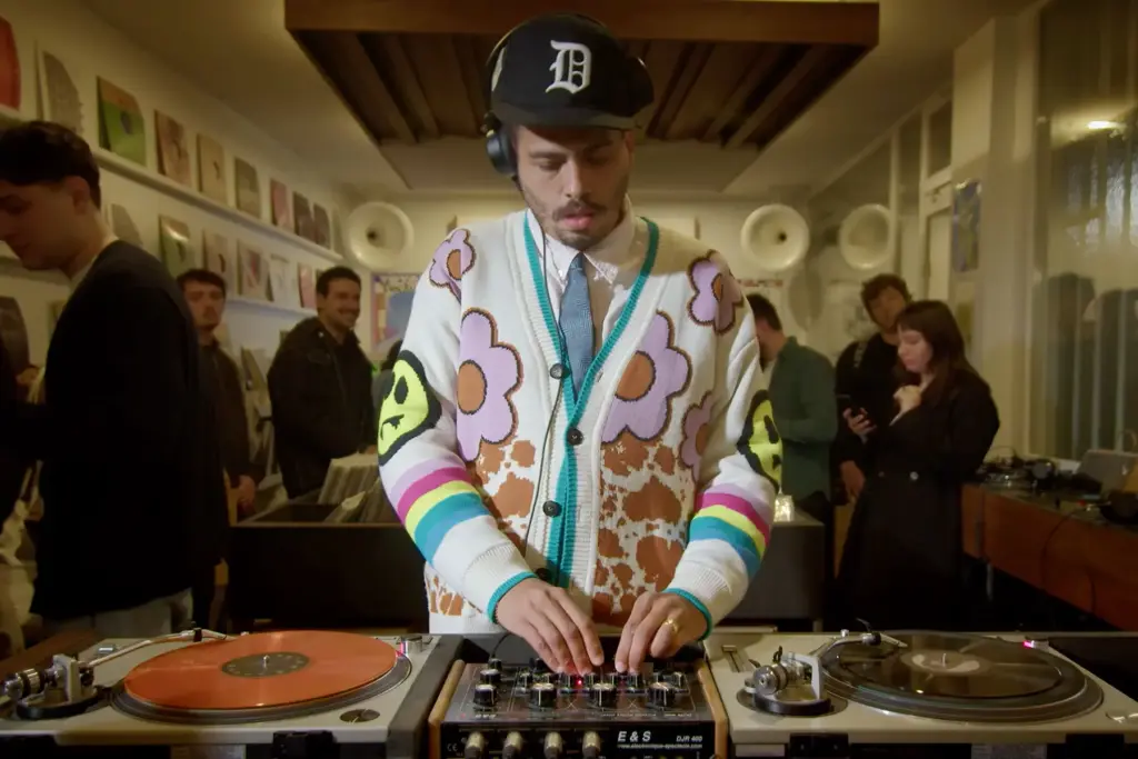 Capture d'écran Youtube de Seth Troxler mixant chez le disquaire Yoyaku.