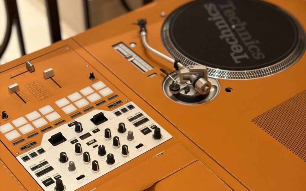 Hermès dévoile un DJ booth de luxe habillé de cuir