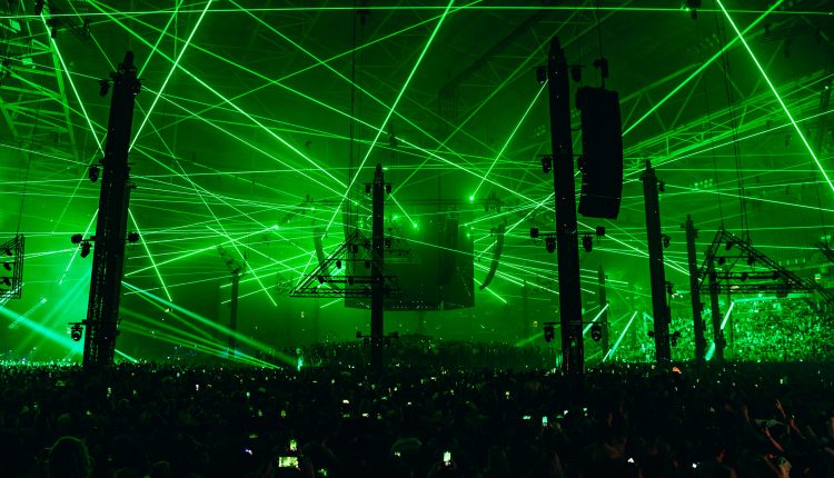 Verknipt entre dans le Guinness World Records avec le plus grand show laser jamais réalisé. Crédit : BradaMedia