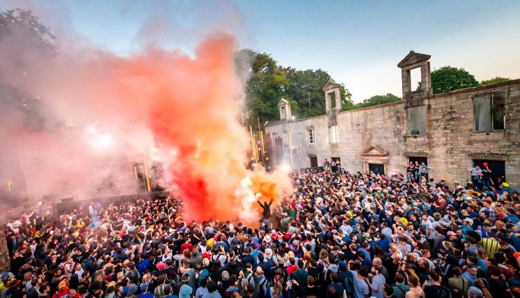 Le Manoir de Keroual, terre d'accueil du festival Astropolis. © Mathieu Le Gall