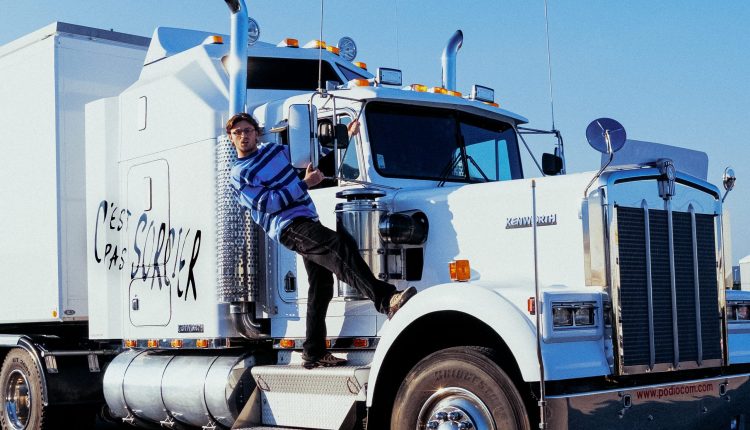 Cover de « Merci beaucoup Jamy » d’Asaya avec le camion de « C’est pas sorcier ».