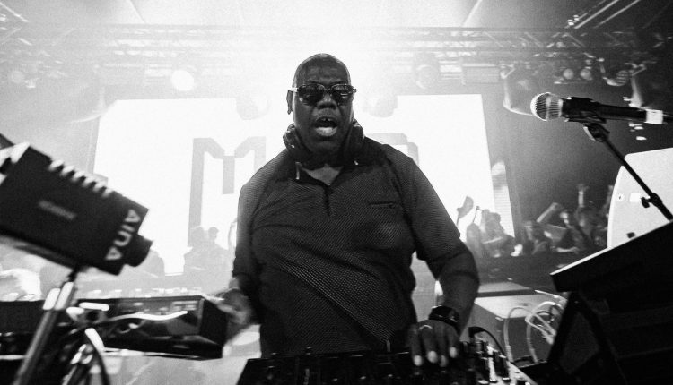 Carl Cox a retourné le Poney Club de Toulouse le vendredi 18 juillet 2025. Crédit : @_yakind_