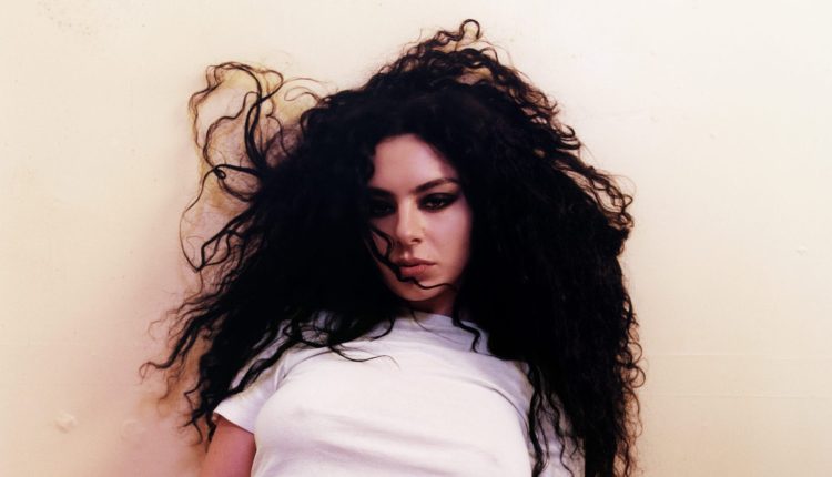 Charli xcx vient de sortir son nouvel album de remixes « Brat and it’s completely different but also still brat »