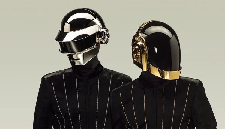 Les Daft Punk avec leurs casques.