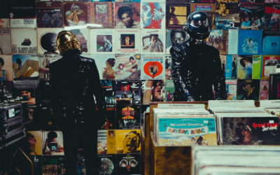Thomas Bangalter et Guy-Manuel de Homem-Christo (Daft Punk) en casques de robots, penchés sur des bacs de vinyles chez un disquaire indépendant.