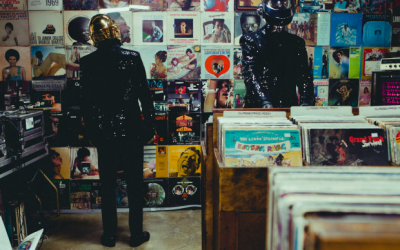 Thomas Bangalter et Guy-Manuel de Homem-Christo (Daft Punk) en casques de robots, penchés sur des bacs de vinyles chez un disquaire indépendant.
