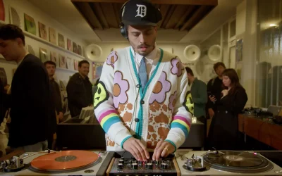 Capture d'écran Youtube de Seth Troxler mixant chez le disquaire Yoyaku.