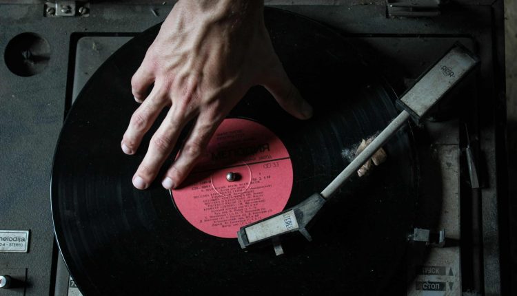 SoundCloud s’associe à elasticStage et lance le vinyle à la demande pour les artistes indépendants. Crédit : Illustration Yurii Khomitskyi / Unsplash