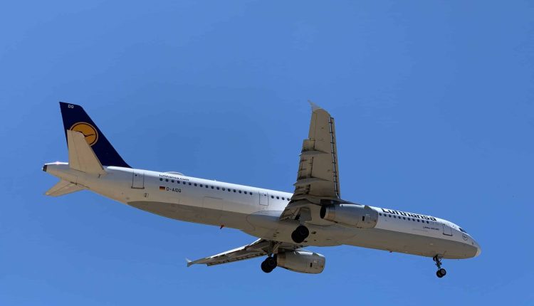 Les trajets des 1000 DJs les plus actifs en 2019 représentent 51 000 vols et 35 millions de kilos de CO₂. Crédit : John Cameron / Unsplash