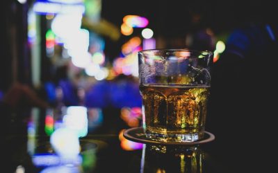L'entreprise française Docteur B a mis au point un bracelet pour détecter la présence de GHB dans sa boisson. Crédit : Krashish Grover / Unsplash