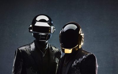 Portrait officiel de Daft Punk par David Black pour l'album Random Access Memories, montrant les robots en costumes de sequins noirs scintillants avec leurs casques emblématiques argent et or.