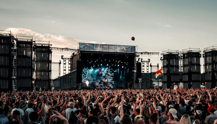 Le SMA alerte sur la situation des festivals. Crédit : Colin Lloyd / Unsplash