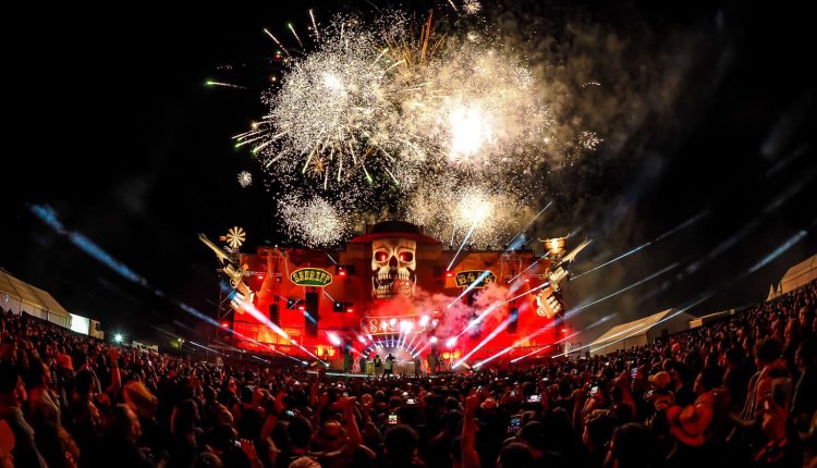 Le ESKAPE Festival, plus grand événement outdoor Hard et Techno français, revient pour une quatrième édition qui promet d’être inoubliable. Rendez-vous du 1er au 3 août 2025 à Montilly-sur-Noireau, en Normandie, pour une plongée au cœur des musiques électroniques les plus intenses, entre Techno, Hard Music, Hardstyle et Hardcore. Cette année, l’événement attend 40 000 festivaliers, confirmant ainsi son statut incontournable sur la scène européenne.