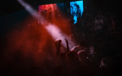 Une étude révèle comment la musique électronique aide les jeunes en souffrance psychique à réguler leurs émotions