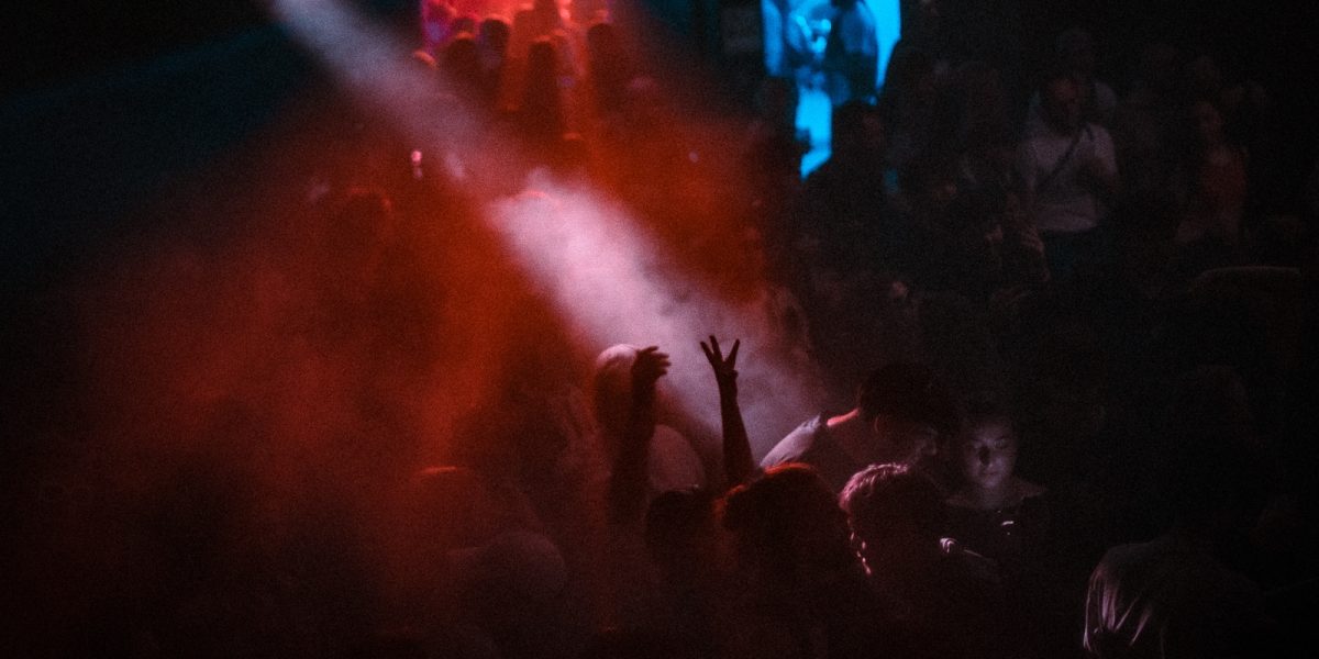 Une étude révèle comment la musique électronique aide les jeunes en souffrance psychique à réguler leurs émotions