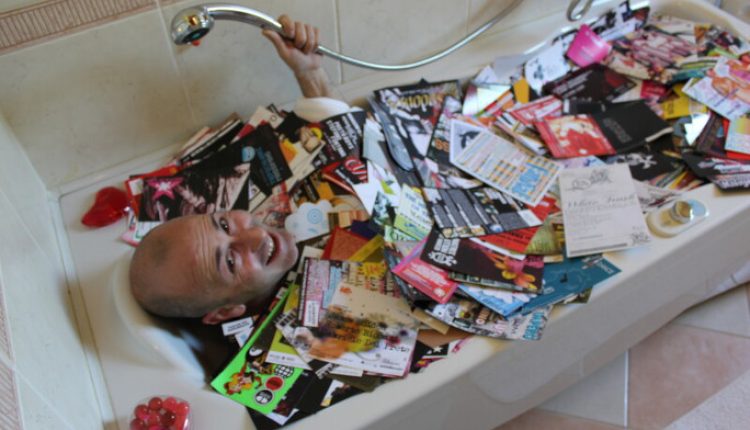 Marco Brusadelli a intégré les Guiness World Records pour avoir collectionné plus de 113 000 flyers de rave.