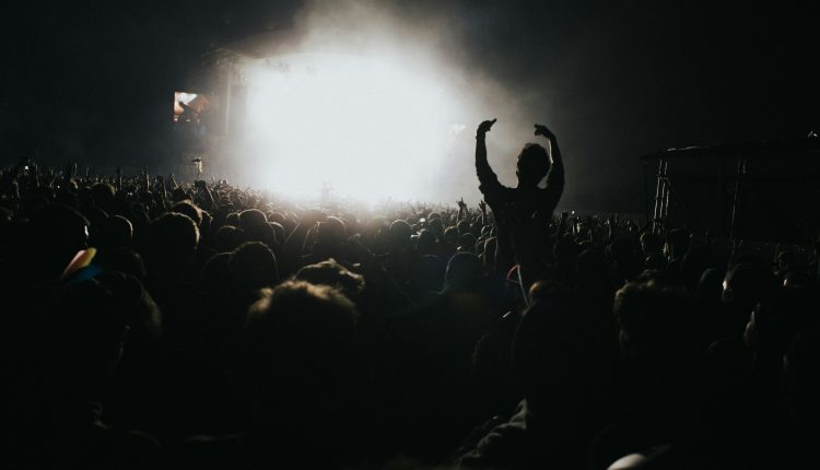Deux tiers des festivals français sont en déficit selon une étude du CNM. Crédit : Illustration Simon Boxus / Unsplash