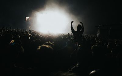 Deux tiers des festivals français sont en déficit selon une étude du CNM. Crédit : Illustration Simon Boxus / Unsplash
